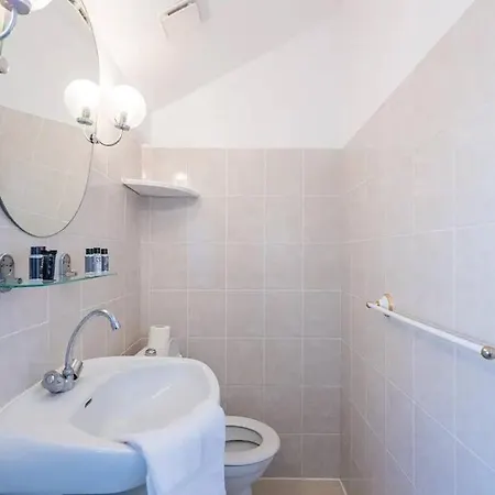 Apartment Amazing Location Only 3 Minutes From Luxembourg Gargens